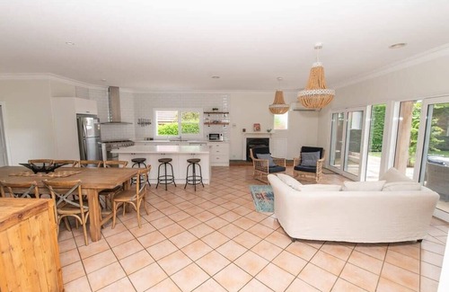 Orange House | Benview Cottage - CBD, Sleeps 8, Pizza Oven