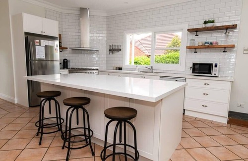 Orange House | Benview Cottage - CBD, Sleeps 8, Pizza Oven