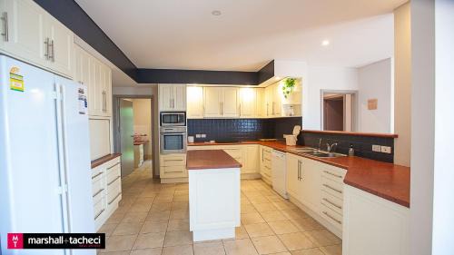 Bermagui House | Bermagui jewel holiday house 5 Bedroom Uninterrupted views central location Bermagui Linen & Wifi Provided