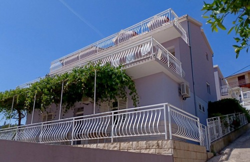 Brna Apartment | Bertie's Lodge - Comfort One Bedroom Apartment with Balcony and Sea View(A3)