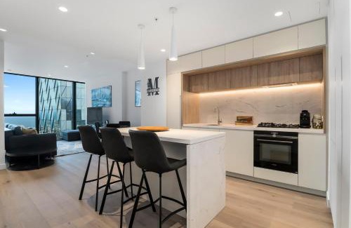 Melbourne Central Business District Apartment | Best CBD Location with Stunning City and Bay Views