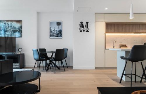 Melbourne Central Business District Apartment | Best CBD Location with Stunning City and Bay Views