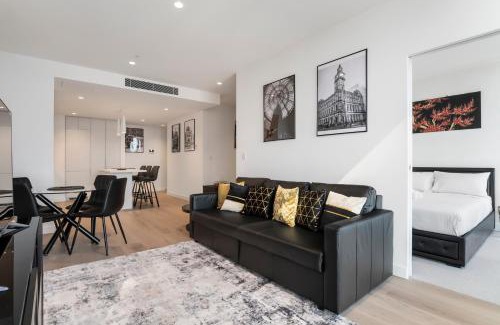 Melbourne Central Business District Apartment | Best CBD Location with Stunning City and Bay Views