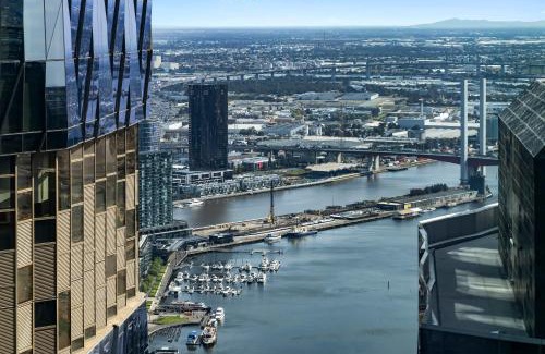 Melbourne Central Business District Apartment | Best CBD Location with Stunning City and Bay Views