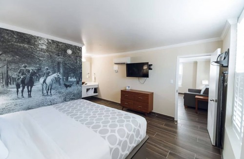 Ocala Hotel | Best Choice! Free Breakfast and Free Parking, Seasonal Pool, Pets Allowed!