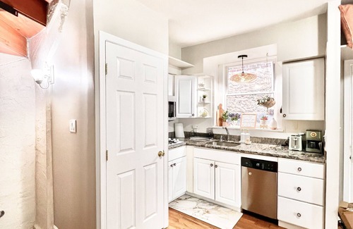 Bella Vista House | Best Gem in the City! Walk to all attractions! Close to hospitals & restaurants!