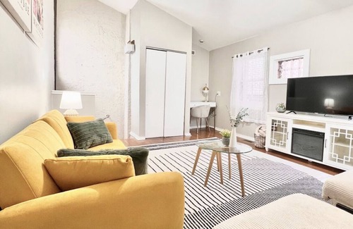 Bella Vista House | Best Gem in the City! Walk to all attractions! Close to hospitals & restaurants!