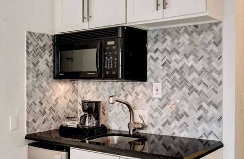 Flamingo/Lummus Condo | Best location by the Beach ! Free WiFi - TV - All amenities