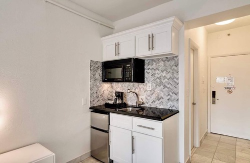Flamingo/Lummus Condo | Best location by the Beach ! Free WiFi - TV - All amenities