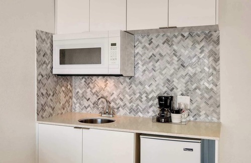 Flamingo/Lummus Condo | Best location by the Beach ! Free WiFi - TV - All amenities