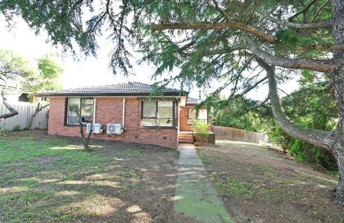 Hallam House | Best Location Entire House Staycation Parkland Surrounding