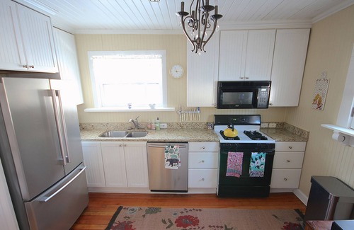 Charlevoix Cottage | BEST LOCATION in CVX! 1.5 blocks from Lake MI Beach & DOWNTOWN CHARLEVOIX!