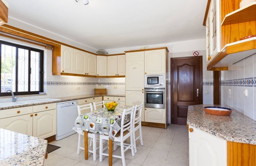 Carvoeiro Villa | Best Location Walk to town beach HEATED Gated Pool Amazing Views. 5 Bedrooms