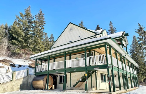 Golden Apartment | Best Mountain Views! Sauna, AC & Adventure Awaits