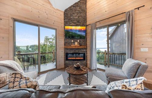 Sevierville House | Best of Both Worlds/Near Pigeon Forge/Lake Views