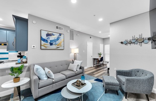 Oak Lawn Apartment | Best of Oaklawn Mins to Uptown and Medical Center