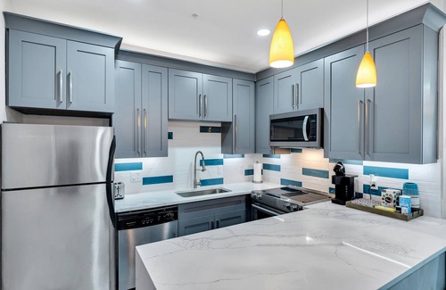 Oak Lawn Apartment | Best of Oaklawn Mins to Uptown and Medical Center