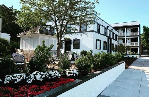 Wilmington Historic District Apartment | Best Place to Stay in Wilmington! Pets Allowed, Pool, Near Burgwin-Wright House