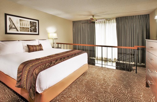 Wilburton Hotel | Best Place to Unwind! Spacious Living Area, Pool, Parking, Near Bellevue Square!