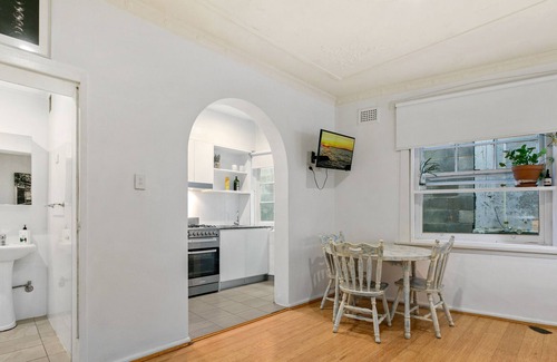 Kings Cross Apartment | BEST VALUE, CENTRAL RENOVATED SPACIOUS STUDIO!