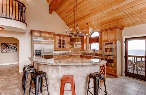 Evergreen House | BEST VIEWS 4 BDR Mountain Home. SKI, Red Rock, 26 mins to DENVER. HOT TUB!