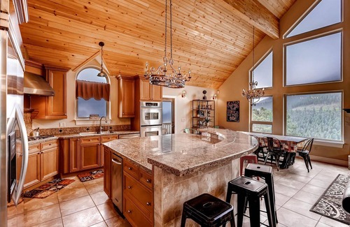 Evergreen House | BEST VIEWS 4 BDR Mountain Home. SKI, Red Rock, 26 mins to DENVER. HOT TUB!