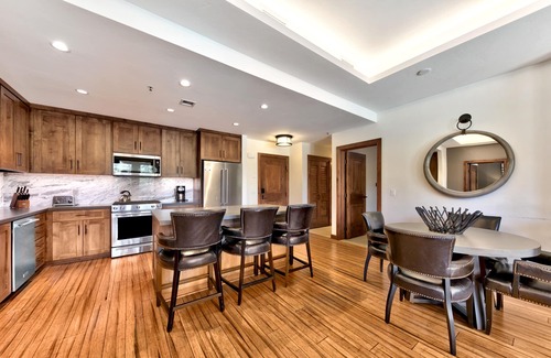 Lakeside Park Condo | Best Walking Location, Pool, Beach, Restaurants - Zalanta #220