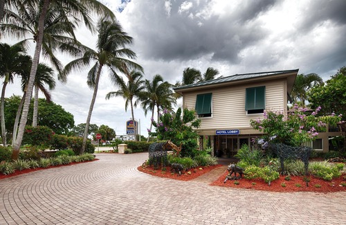 Moorings Hotel | Best Western Naples Inn & Suites