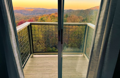 Seven Devils Cabin | BestView*PoolTable*2King*Pickleball*HotTub*FireTable*Fireplace*Arcade*Location