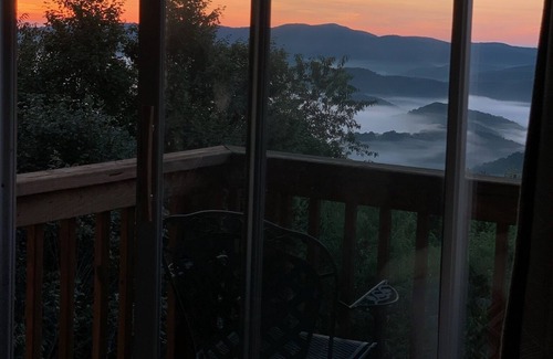 Seven Devils Cabin | BestView*PoolTable*2King*Pickleball*HotTub*FireTable*Fireplace*Arcade*Location