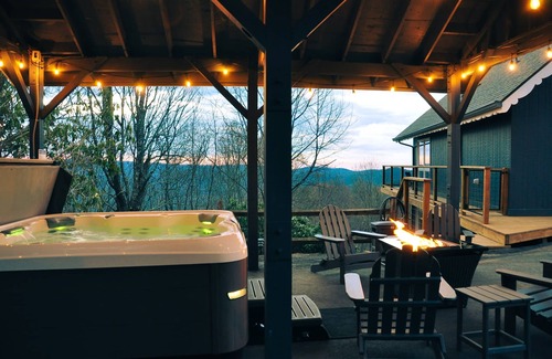 Seven Devils Cabin | BestView*PoolTable*2King*Pickleball*HotTub*FireTable*Fireplace*Arcade*Location