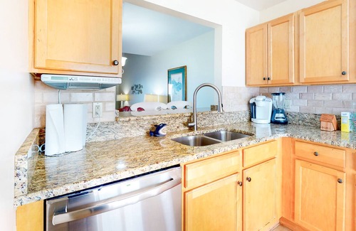 Ocean View Condo | Bethany Bay 3rd-Floor Condo w/ Balcony, Golf On-Site, and Free WiFi!