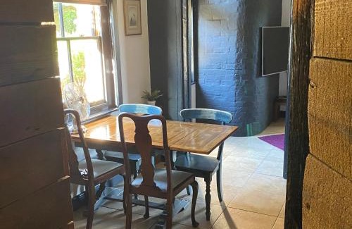 Hopton House | Betsey Trotwood. Historic stylish 2-bed cottage.
