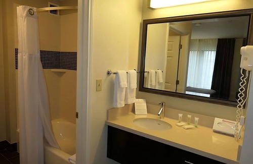 Vancouver Hotel | Better Choice for your Vacation! 2 Posh Units, Free Breakfast, Outdoor Pool!