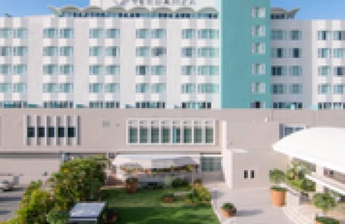 Isla Verde House | Better Choice for your Vacation! Outdoor Pool, Near Sagrado Corazon Station!