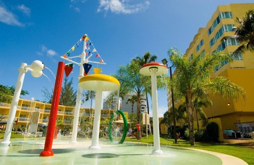 Isla Verde House | Better Choice for your Vacation! Outdoor Pool, Near Sagrado Corazon Station!