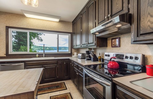 Hammondsport House | “Better In Blue” Large Waterfront Home, private parking, Bluff view, dock
