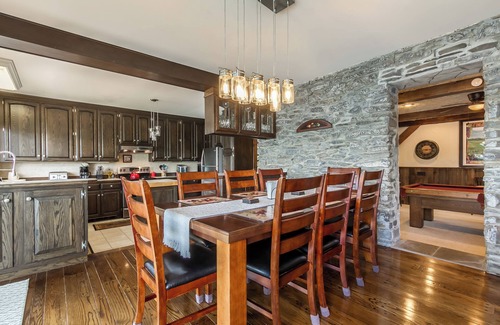 Hammondsport House | “Better In Blue” Large Waterfront Home, private parking, Bluff view, dock