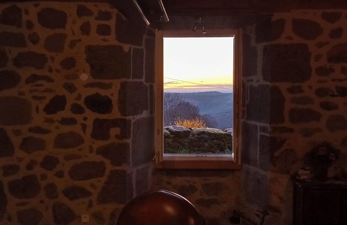 Saint-Martin-Valmeroux Cottage | Between stone and wood - cosy 1809 gîte - up to 8p - nature and views