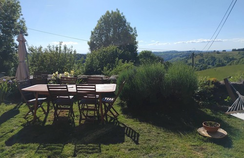 Saint-Martin-Valmeroux Cottage | Between stone and wood - cosy 1809 gîte - up to 8p - nature and views