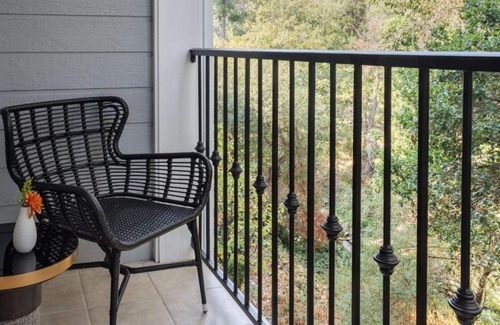 Saratoga House | Between mountain wineries and Silicon Valley
