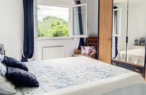 Le Bar-sur-Loup Apartment | Between sea and mountain, apartment with private exterior in a quiet villa