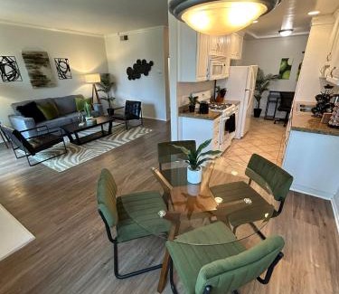 Beverly Grove Apartment | Beverly Hills Midle City 1 br Apt with Parking 202
