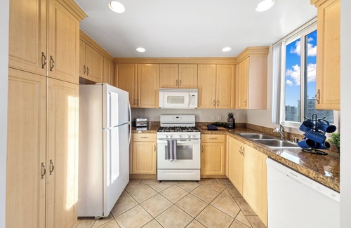 Beverly Grove Hotel | Beverly Hills Oasis 2 BR w/Pool