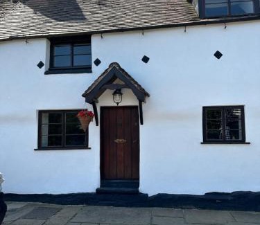 Bewdley House | Bewdley River Cottage - Free private gated parking for 2 cars - River front location