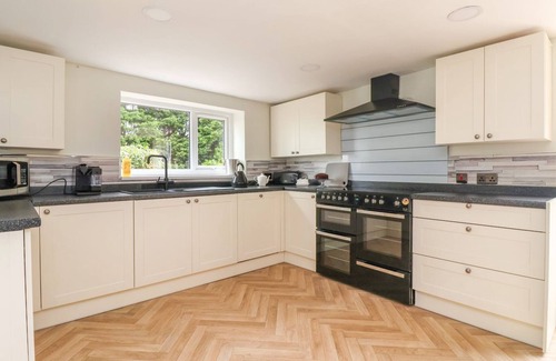 Mappleton Cottage | BEWHOLME, pet friendly, with hot tub in Skipsea