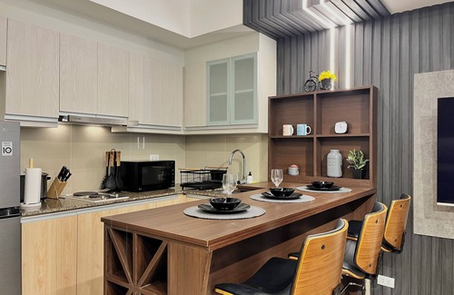 Pinagsama Apartment | BGC Venice Condo - Balcony, Pool & WiFi - Suite 19