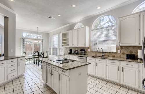 Plano House | Big 5 Bed/3.5 Bath Modern Home ⌂ Disney+ included, Free Parking, Fast Wi-Fi