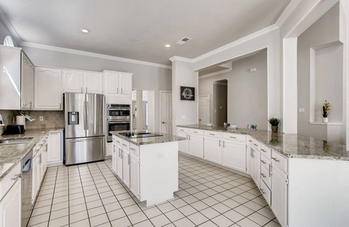 Plano House | Big 5 Bed/3.5 Bath Modern Home ⌂ Disney+ included, Free Parking, Fast Wi-Fi