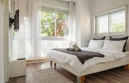 Tel Aviv Apartment | Big Apartment Next to Gordon Beach Plus Free Parking